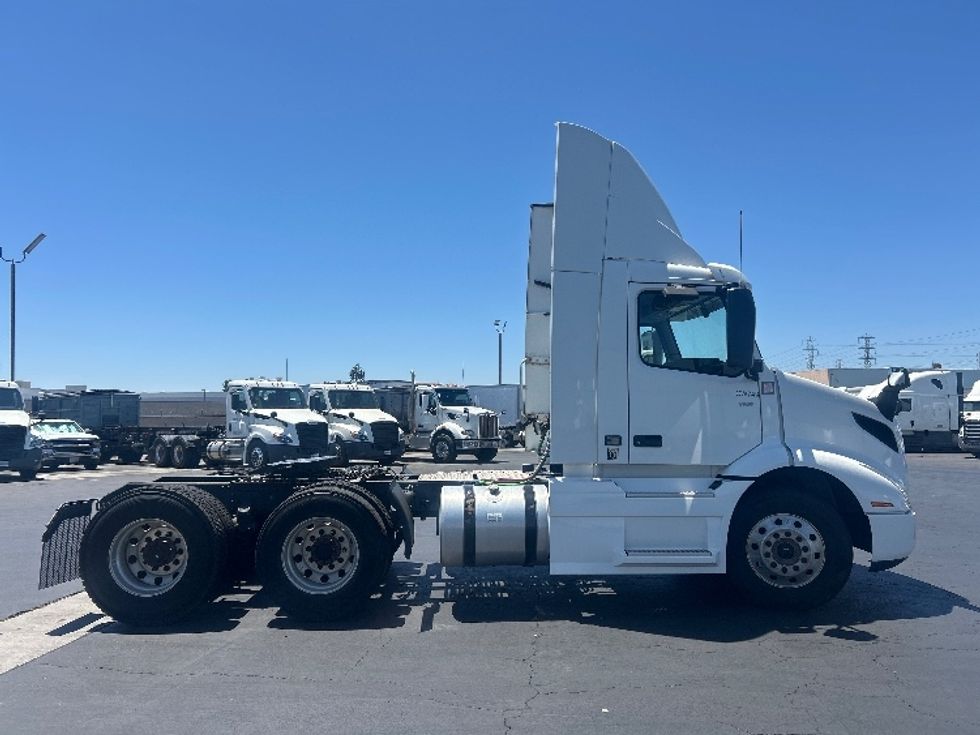 Day Cab Tractor-Heavy Duty Tractors-Volvo-2020-VNR64300-Torrance-CA-466,982\n\t\tmiles-$ 42,250 - Image 8