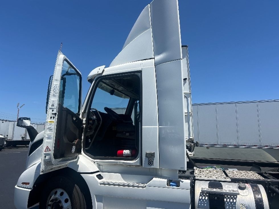 Day Cab Tractor-Heavy Duty Tractors-Volvo-2020-VNR64300-Torrance-CA-466,982\n\t\tmiles-$ 42,250 - Image 9
