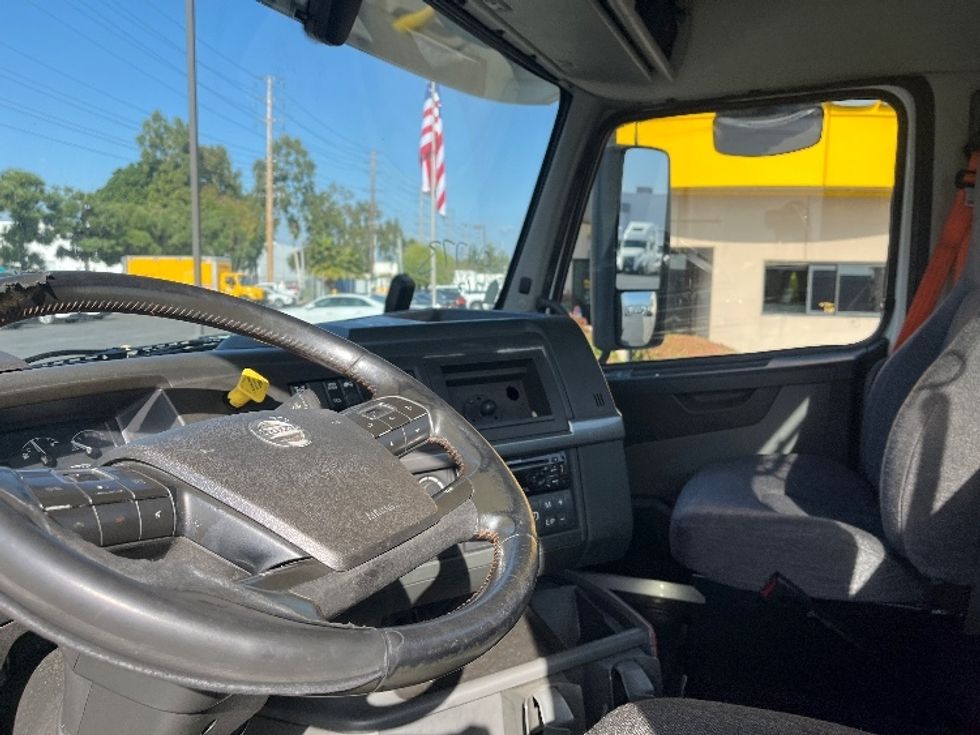 Day Cab Tractor-Heavy Duty Tractors-Volvo-2020-VNR64300-Torrance-CA-470,231\n\t\tmiles-$ 41,750 - Image 10