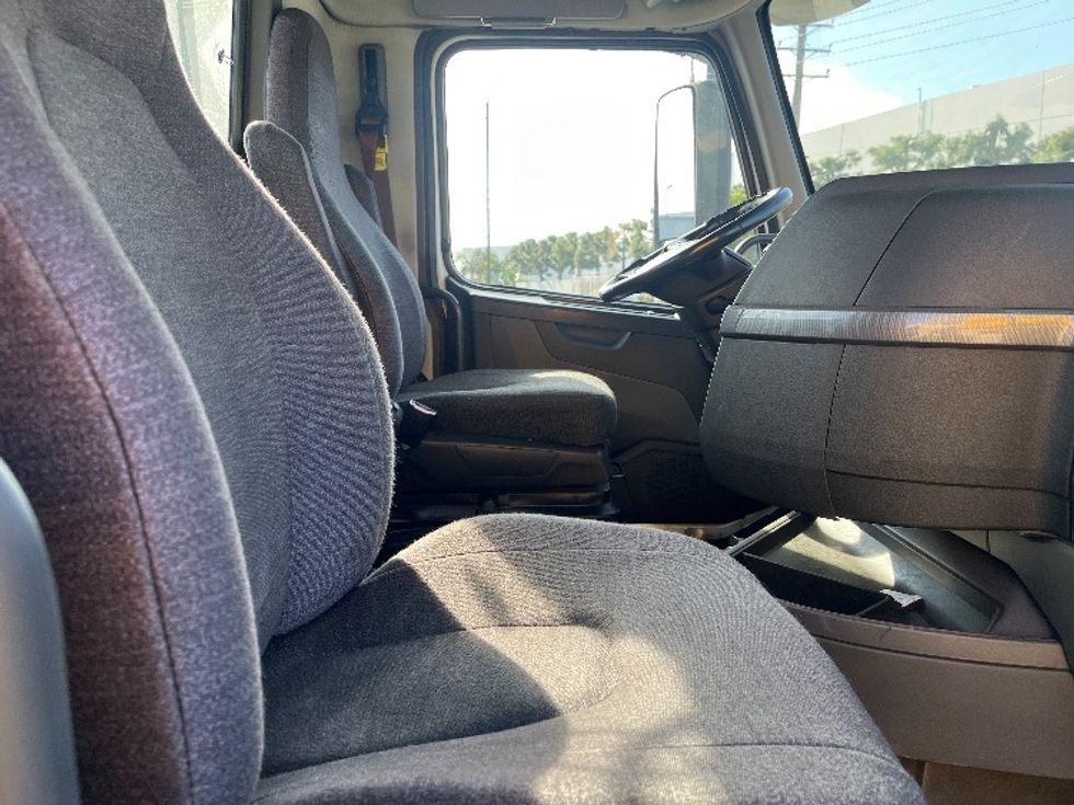 Day Cab Tractor-Heavy Duty Tractors-Volvo-2020-VNR64300-Torrance-CA-470,231\n\t\tmiles-$ 41,750 - Image 11