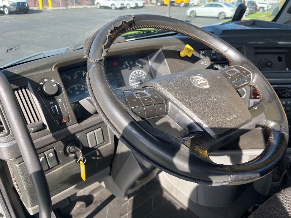 Day Cab Tractor-Heavy Duty Tractors-Volvo-2020-VNR64300-Torrance-CA-470,231\n\t\tmiles-$ 41,750 - Image 12