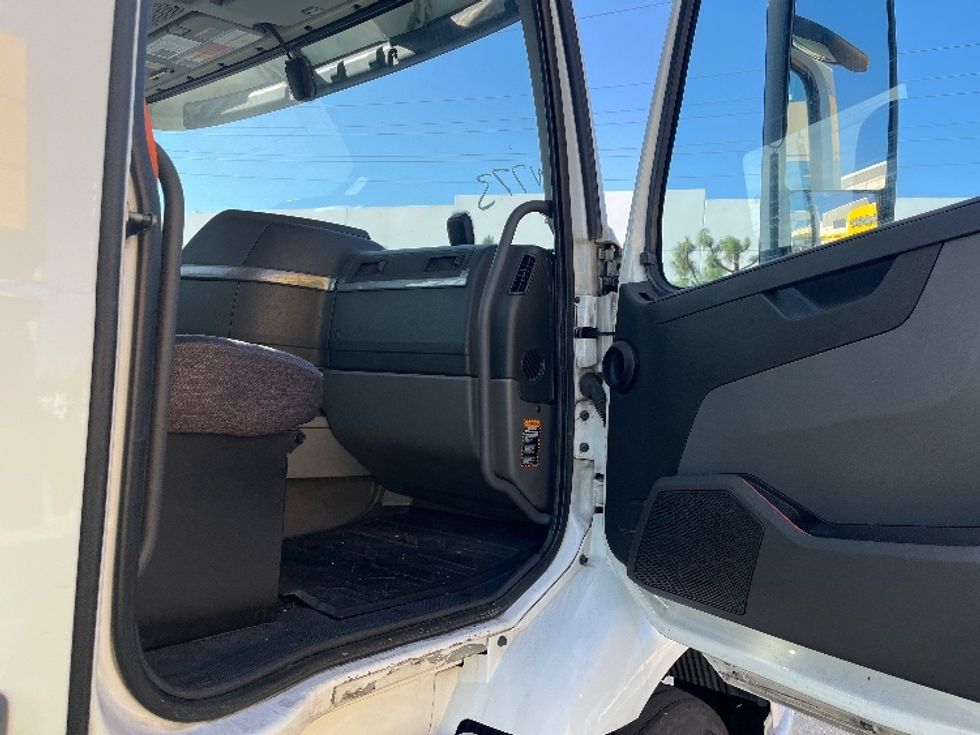 Day Cab Tractor-Heavy Duty Tractors-Volvo-2020-VNR64300-Torrance-CA-470,231\n\t\tmiles-$ 41,750 - Image 13