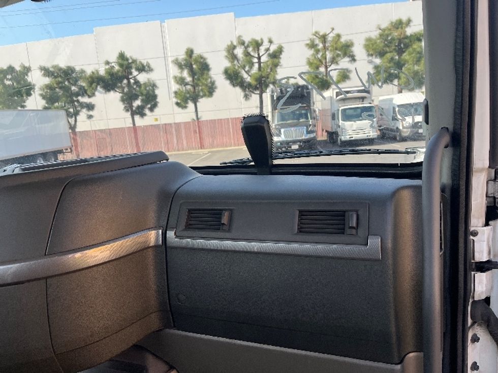 Day Cab Tractor-Heavy Duty Tractors-Volvo-2020-VNR64300-Torrance-CA-470,231\n\t\tmiles-$ 41,750 - Image 14