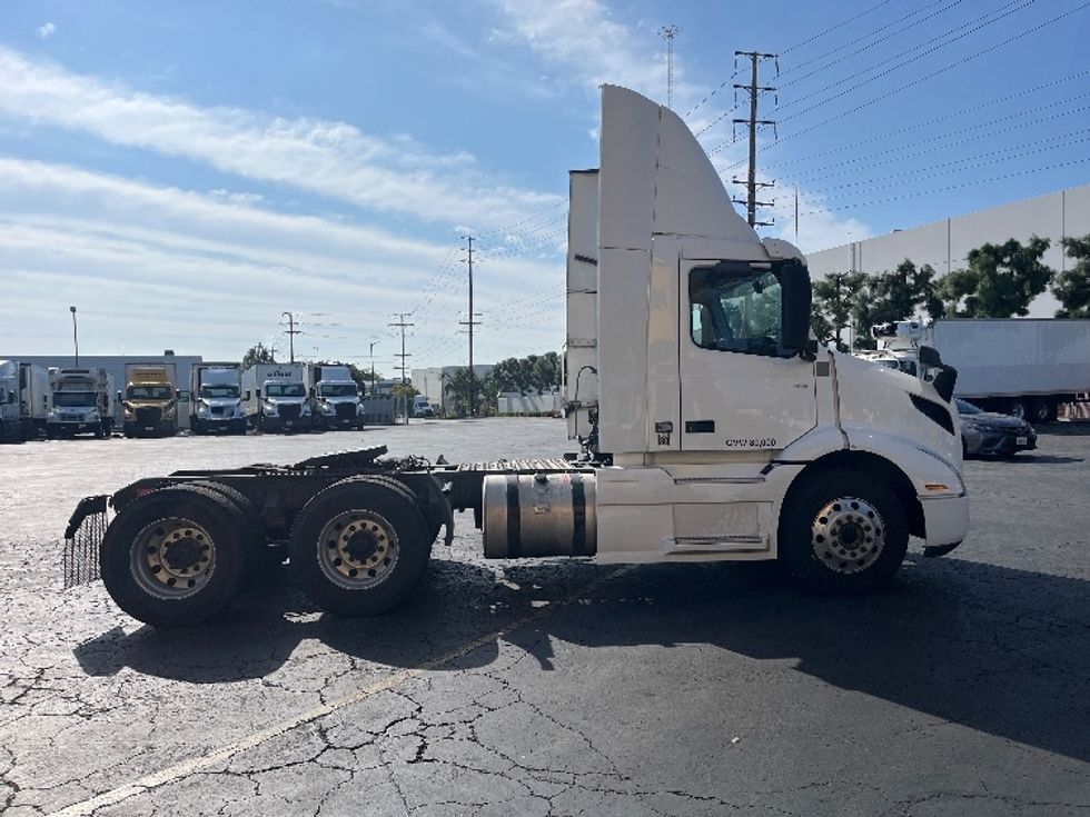 Day Cab Tractor-Heavy Duty Tractors-Volvo-2020-VNR64300-Torrance-CA-470,231\n\t\tmiles-$ 41,750 - Image 8