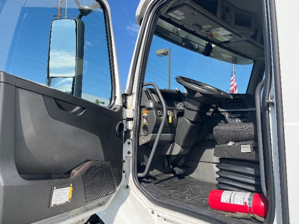 Day Cab Tractor-Heavy Duty Tractors-Volvo-2020-VNR64300-Torrance-CA-470,231\n\t\tmiles-$ 41,750 - Image 9