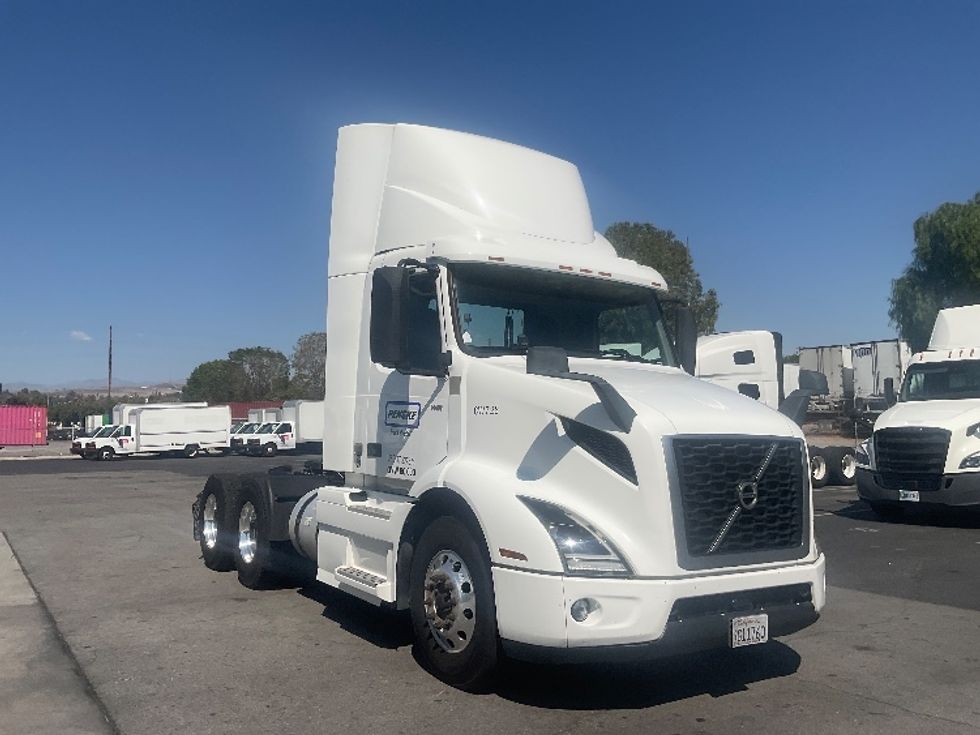 Day Cab Tractor-Heavy Duty Tractors-Volvo-2020-VNR64300-Torrance-CA-490,752\n\t\tmiles-$ 41,750 - Image 1
