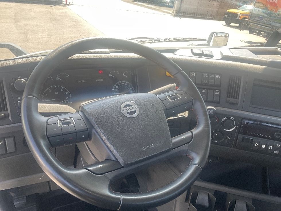 Day Cab Tractor-Heavy Duty Tractors-Volvo-2020-VNR64300-Torrance-CA-490,752\n\t\tmiles-$ 41,750 - Image 11