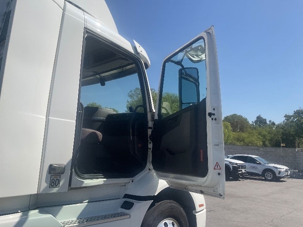 Day Cab Tractor-Heavy Duty Tractors-Volvo-2020-VNR64300-Torrance-CA-490,752\n\t\tmiles-$ 41,750 - Image 12