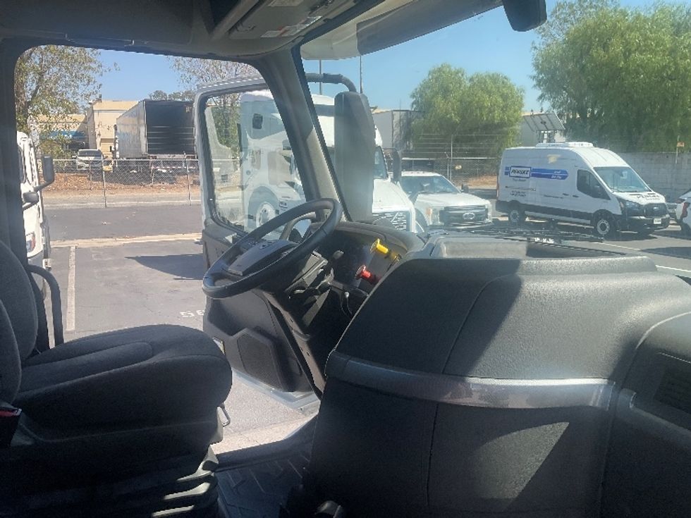 Day Cab Tractor-Heavy Duty Tractors-Volvo-2020-VNR64300-Torrance-CA-490,752\n\t\tmiles-$ 41,750 - Image 14