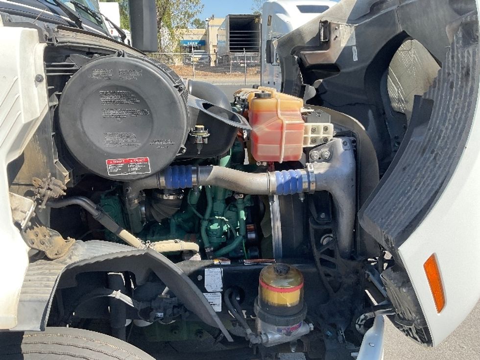 Day Cab Tractor-Heavy Duty Tractors-Volvo-2020-VNR64300-Torrance-CA-490,752\n\t\tmiles-$ 41,750 - Image 15