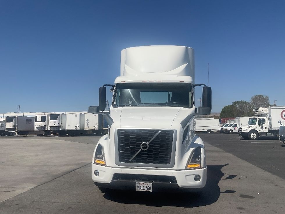 Day Cab Tractor-Heavy Duty Tractors-Volvo-2020-VNR64300-Torrance-CA-490,752\n\t\tmiles-$ 41,750 - Image 2