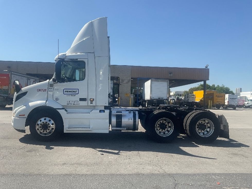 Day Cab Tractor-Heavy Duty Tractors-Volvo-2020-VNR64300-Torrance-CA-490,752\n\t\tmiles-$ 41,750 - Image 4