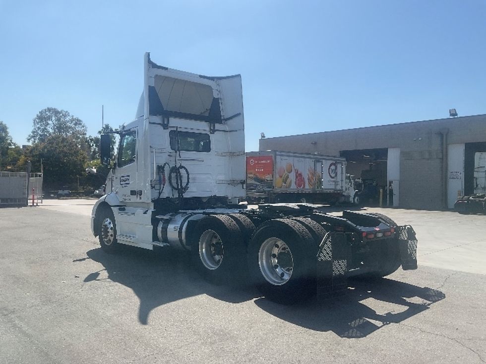 Day Cab Tractor-Heavy Duty Tractors-Volvo-2020-VNR64300-Torrance-CA-490,752\n\t\tmiles-$ 41,750 - Image 5