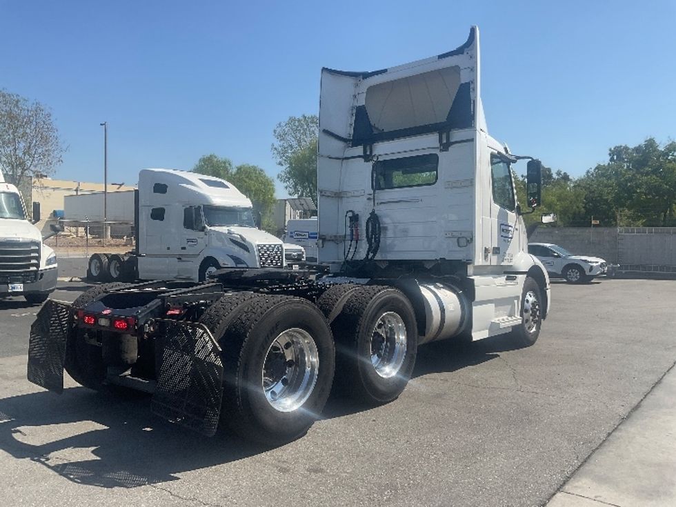 Day Cab Tractor-Heavy Duty Tractors-Volvo-2020-VNR64300-Torrance-CA-490,752\n\t\tmiles-$ 41,750 - Image 7