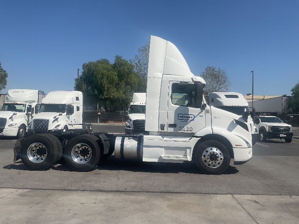 Day Cab Tractor-Heavy Duty Tractors-Volvo-2020-VNR64300-Torrance-CA-490,752\n\t\tmiles-$ 41,750 - Image 8