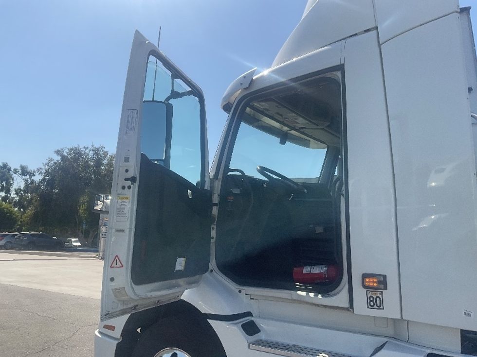 Day Cab Tractor-Heavy Duty Tractors-Volvo-2020-VNR64300-Torrance-CA-490,752\n\t\tmiles-$ 41,750 - Image 9
