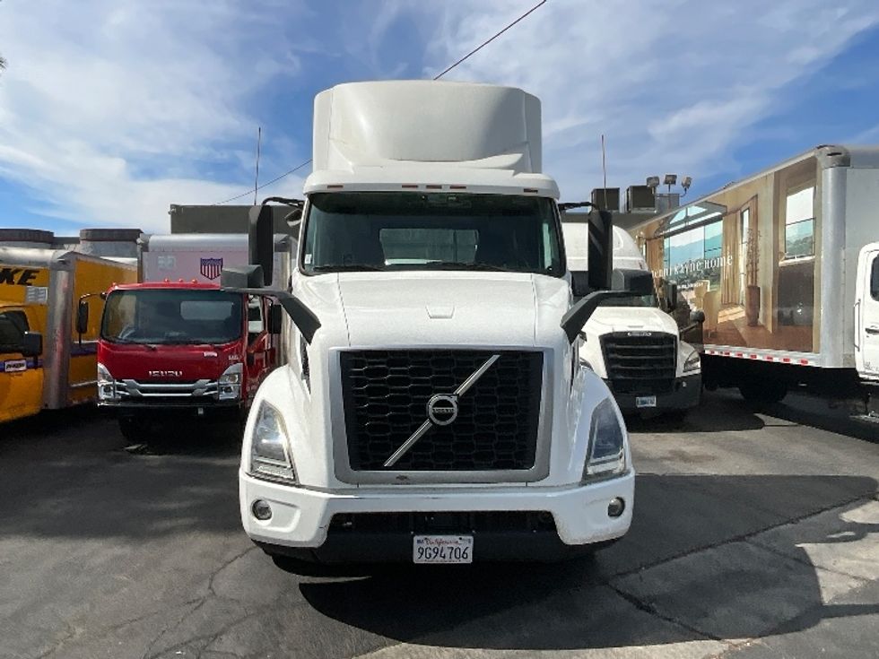 2020 Volvo VNR64300 Day Cab Tractor