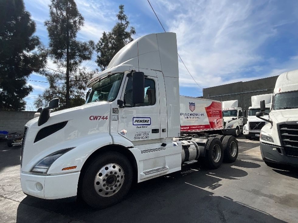 2020 Volvo VNR64300 Day Cab Tractor