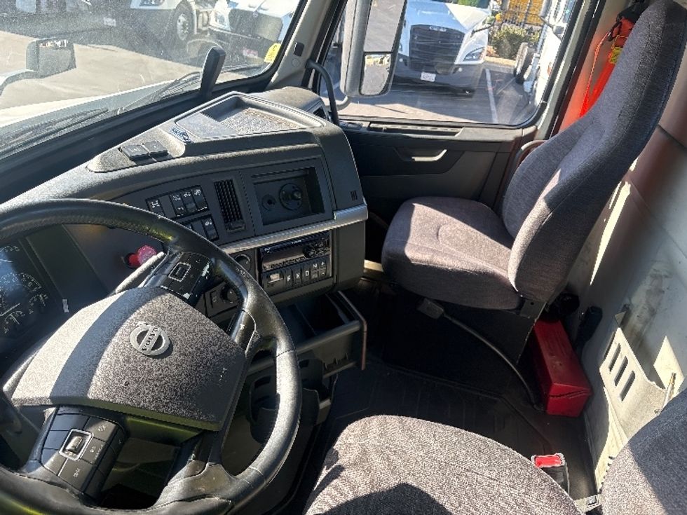 Day Cab Tractor-Heavy Duty Tractors-Volvo-2020-VNR64300-Torrance-CA-493,032\n\t\tmiles-$ 39,750 - Image 10