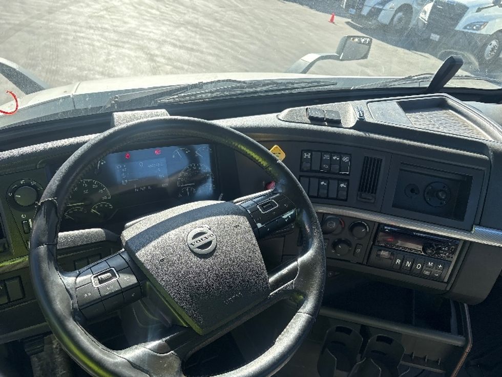 Day Cab Tractor-Heavy Duty Tractors-Volvo-2020-VNR64300-Torrance-CA-493,032\n\t\tmiles-$ 39,750 - Image 11