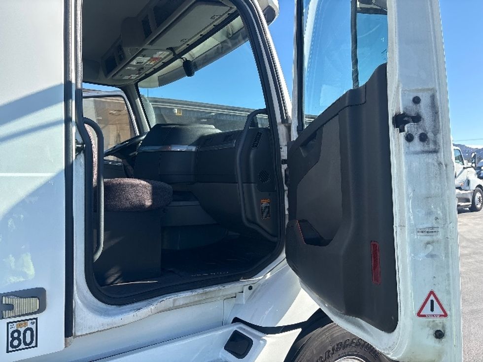 Day Cab Tractor-Heavy Duty Tractors-Volvo-2020-VNR64300-Torrance-CA-493,032\n\t\tmiles-$ 39,750 - Image 12
