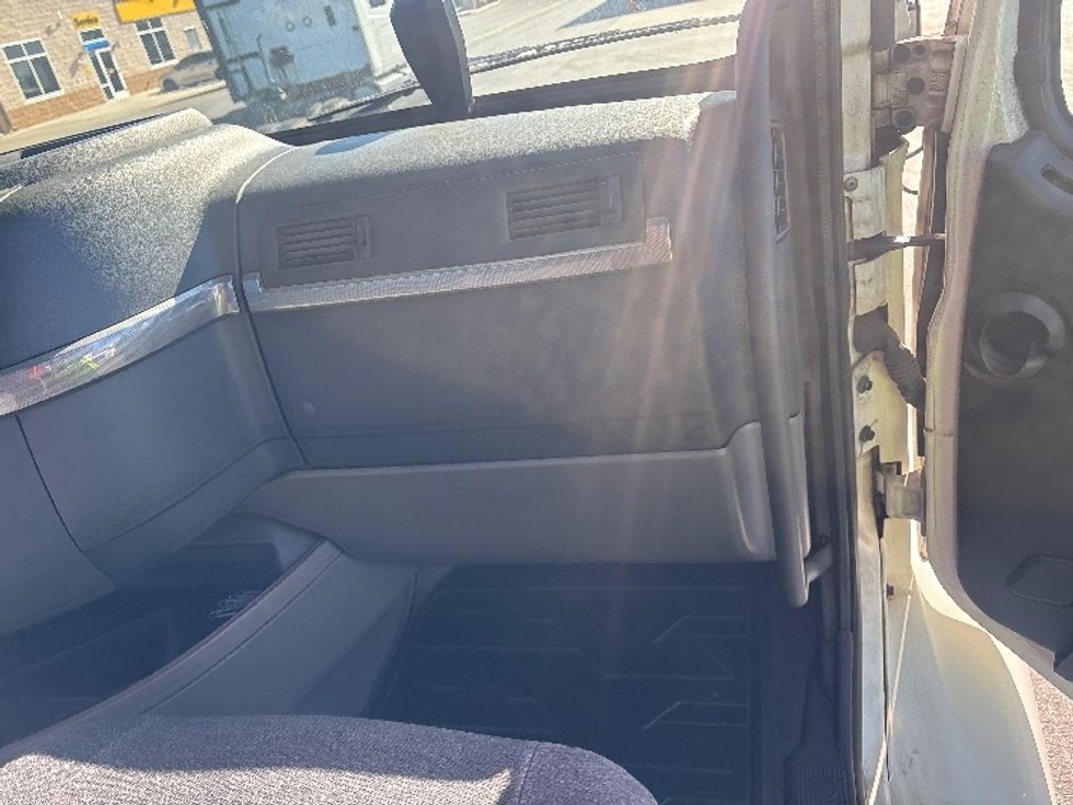 Day Cab Tractor-Heavy Duty Tractors-Volvo-2020-VNR64300-Torrance-CA-493,032\n\t\tmiles-$ 39,750 - Image 13