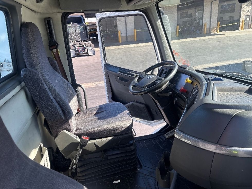 Day Cab Tractor-Heavy Duty Tractors-Volvo-2020-VNR64300-Torrance-CA-493,032\n\t\tmiles-$ 39,750 - Image 14