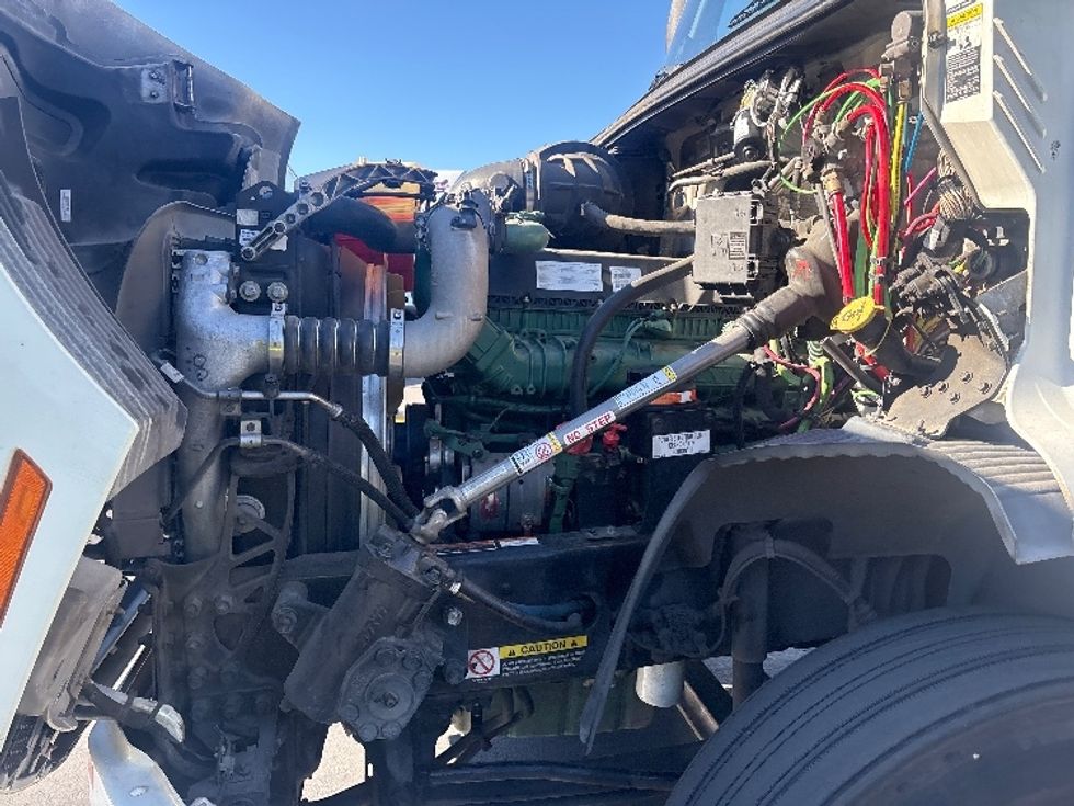 Day Cab Tractor-Heavy Duty Tractors-Volvo-2020-VNR64300-Torrance-CA-493,032\n\t\tmiles-$ 39,750 - Image 16