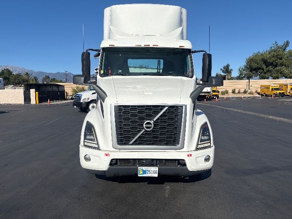 Day Cab Tractor-Heavy Duty Tractors-Volvo-2020-VNR64300-Torrance-CA-493,032\n\t\tmiles-$ 39,750 - Image 2