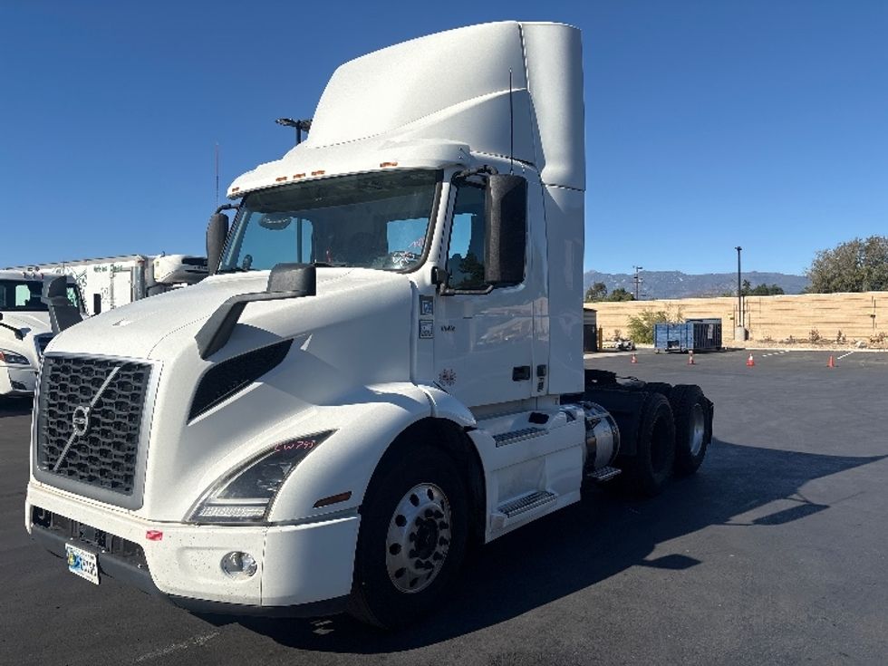 Day Cab Tractor-Heavy Duty Tractors-Volvo-2020-VNR64300-Torrance-CA-493,032\n\t\tmiles-$ 39,750 - Image 3