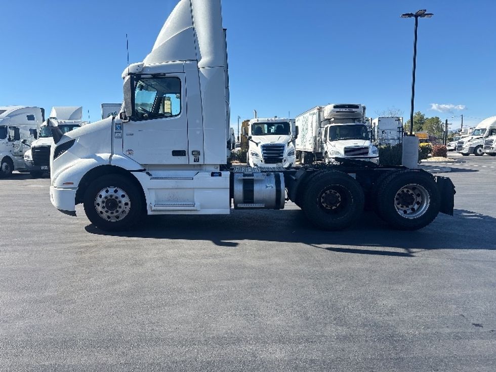 Day Cab Tractor-Heavy Duty Tractors-Volvo-2020-VNR64300-Torrance-CA-493,032\n\t\tmiles-$ 39,750 - Image 4