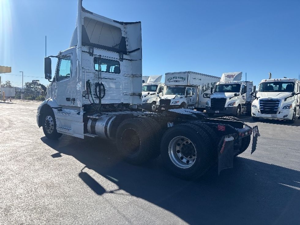 Day Cab Tractor-Heavy Duty Tractors-Volvo-2020-VNR64300-Torrance-CA-493,032\n\t\tmiles-$ 39,750 - Image 5