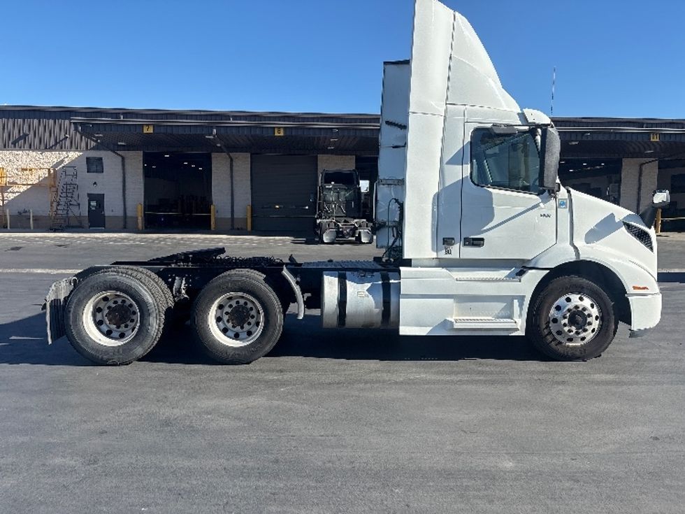 Day Cab Tractor-Heavy Duty Tractors-Volvo-2020-VNR64300-Torrance-CA-493,032\n\t\tmiles-$ 39,750 - Image 8