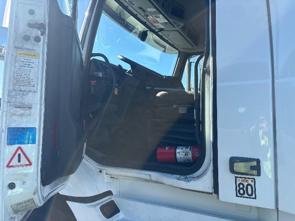 Day Cab Tractor-Heavy Duty Tractors-Volvo-2020-VNR64300-Torrance-CA-493,032\n\t\tmiles-$ 39,750 - Image 9