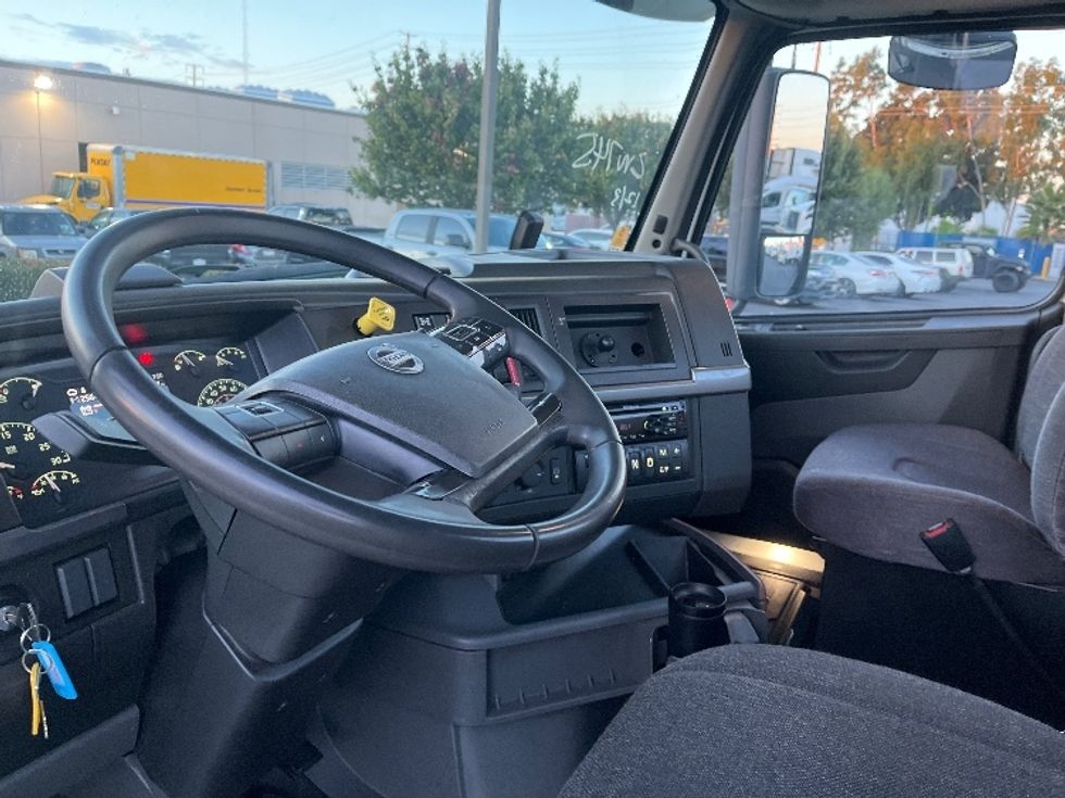 Day Cab Tractor-Heavy Duty Tractors-Volvo-2020-VNR64300-Torrance-CA-503,178\n\t\tmiles-$ 38,750 - Image 10