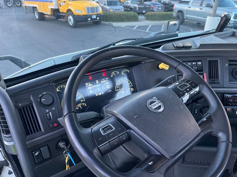 Day Cab Tractor-Heavy Duty Tractors-Volvo-2020-VNR64300-Torrance-CA-503,178\n\t\tmiles-$ 38,750 - Image 11