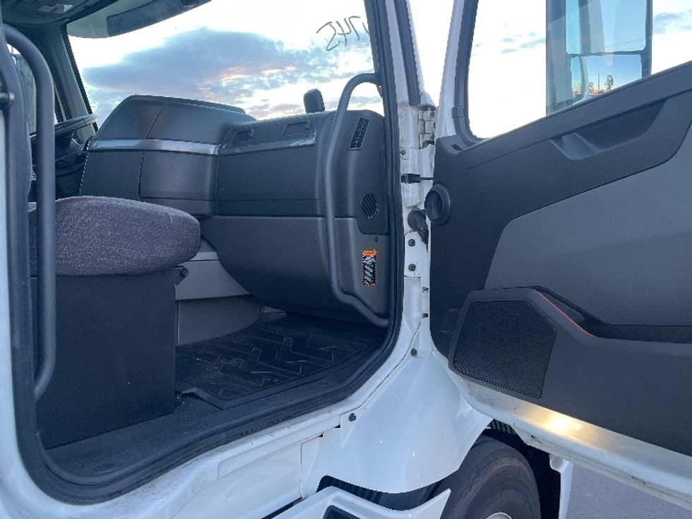 Day Cab Tractor-Heavy Duty Tractors-Volvo-2020-VNR64300-Torrance-CA-503,178\n\t\tmiles-$ 38,750 - Image 12