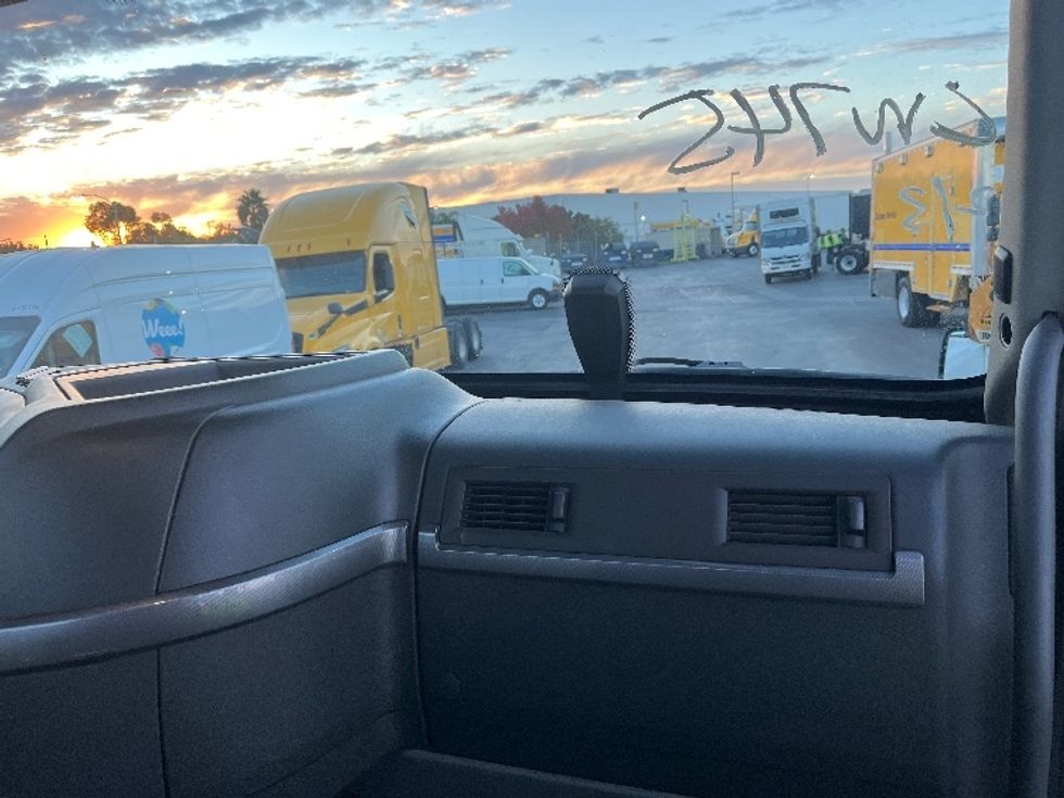 Day Cab Tractor-Heavy Duty Tractors-Volvo-2020-VNR64300-Torrance-CA-503,178\n\t\tmiles-$ 38,750 - Image 13