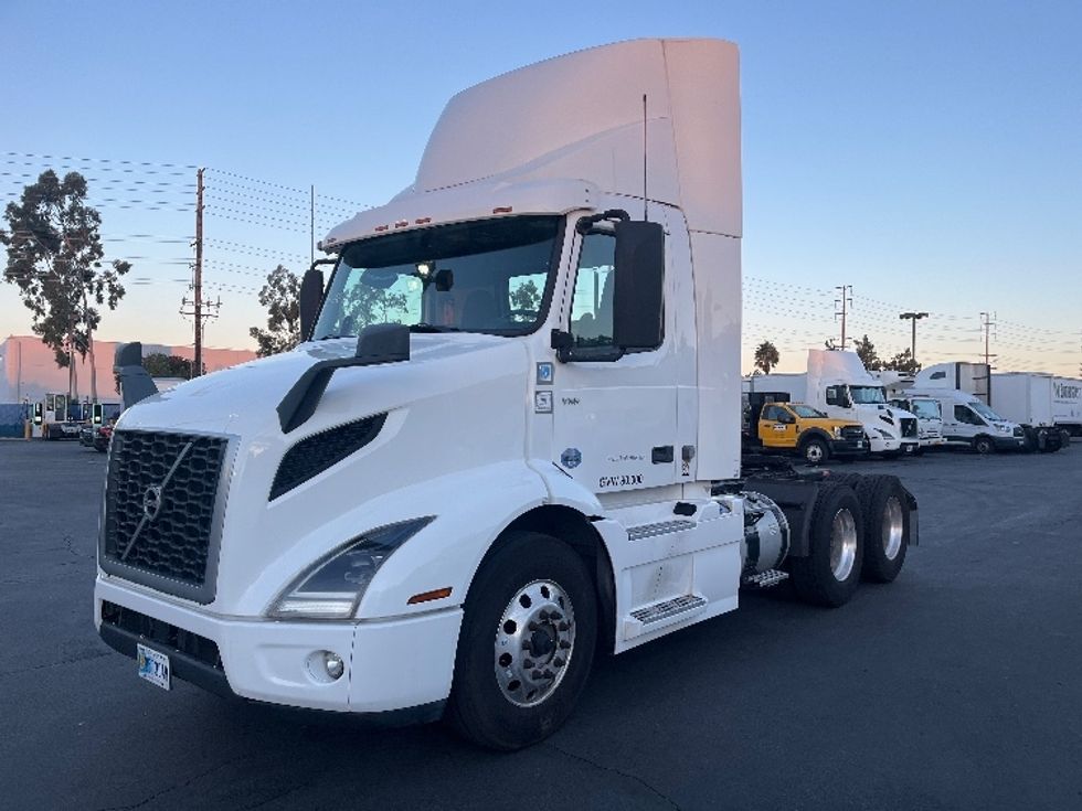 Day Cab Tractor-Heavy Duty Tractors-Volvo-2020-VNR64300-Torrance-CA-503,178\n\t\tmiles-$ 38,750 - Image 3