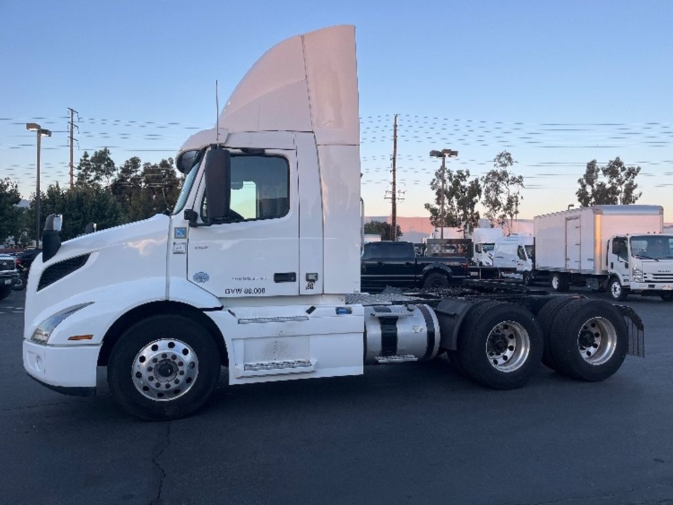 Day Cab Tractor-Heavy Duty Tractors-Volvo-2020-VNR64300-Torrance-CA-503,178\n\t\tmiles-$ 38,750 - Image 4