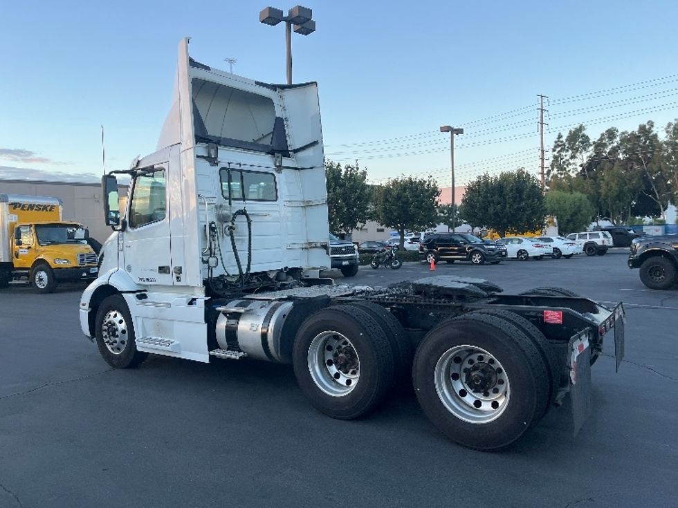 Day Cab Tractor-Heavy Duty Tractors-Volvo-2020-VNR64300-Torrance-CA-503,178\n\t\tmiles-$ 38,750 - Image 5