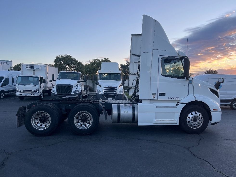 Day Cab Tractor-Heavy Duty Tractors-Volvo-2020-VNR64300-Torrance-CA-503,178\n\t\tmiles-$ 38,750 - Image 8