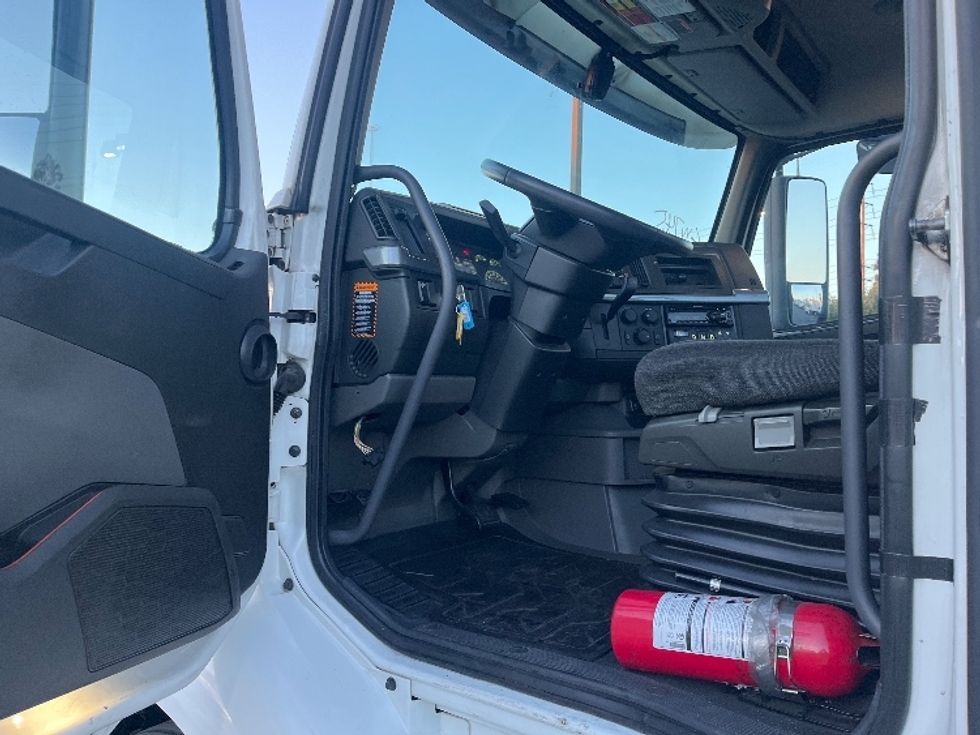 Day Cab Tractor-Heavy Duty Tractors-Volvo-2020-VNR64300-Torrance-CA-503,178\n\t\tmiles-$ 38,750 - Image 9
