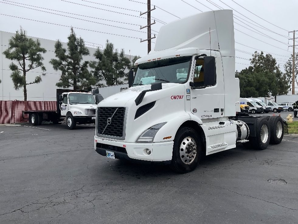 2020 Volvo Truck VNR photo 3