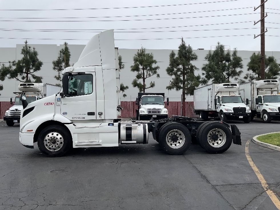 2020 Volvo Truck VNR photo 4