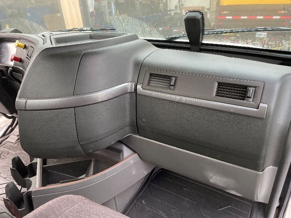 Day Cab Tractor-Heavy Duty Tractors-Volvo-2020-VNR64300-Torrance-CA-505,142\n\t\tmiles-$ 51,500 - Image 13