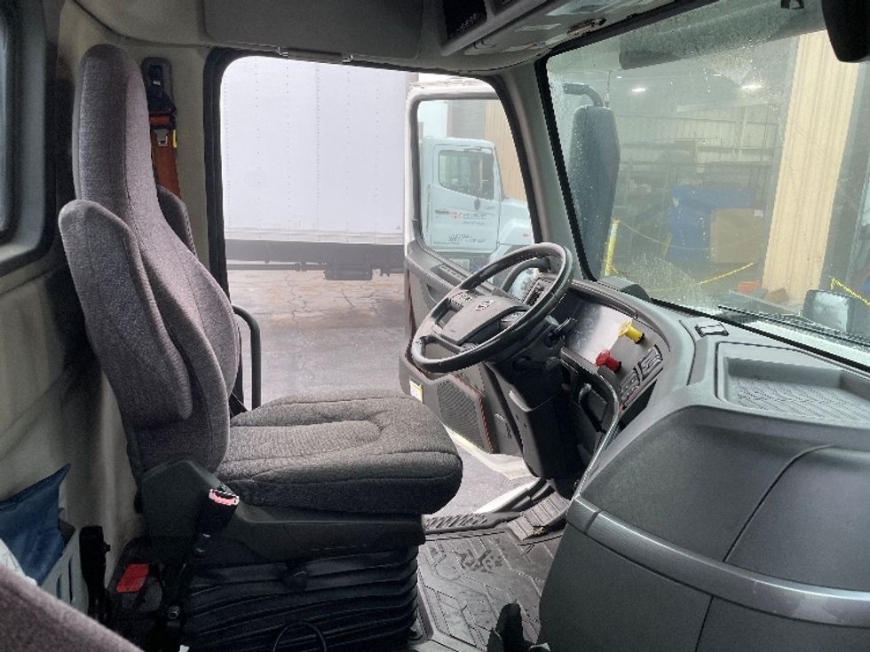 Day Cab Tractor-Heavy Duty Tractors-Volvo-2020-VNR64300-Torrance-CA-505,142\n\t\tmiles-$ 51,500 - Image 14