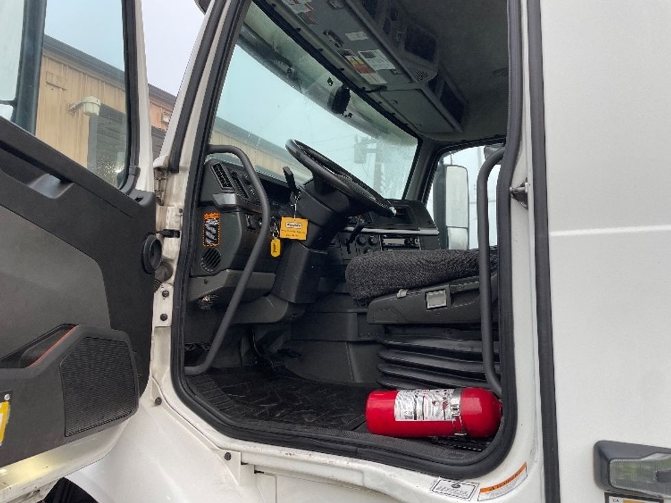 Day Cab Tractor-Heavy Duty Tractors-Volvo-2020-VNR64300-Torrance-CA-505,142\n\t\tmiles-$ 51,500 - Image 9