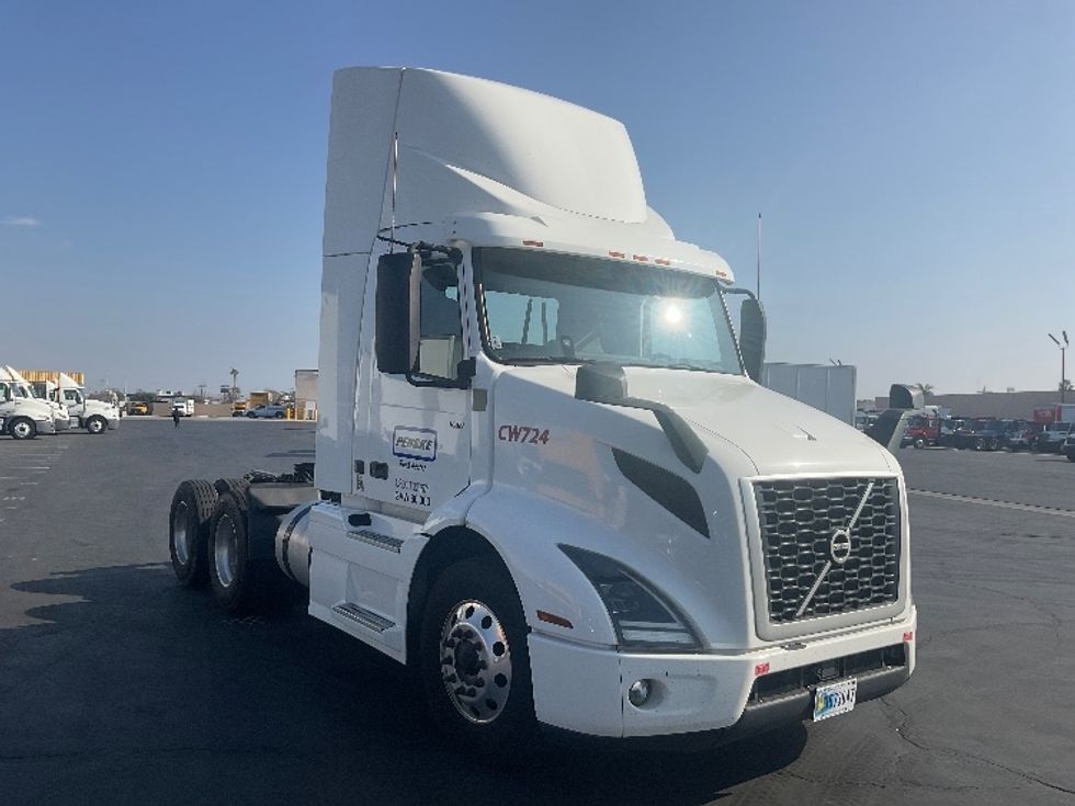 Day Cab Tractor-Heavy Duty Tractors-Volvo-2020-VNR64300-Torrance-CA-505,487\n\t\tmiles-$ 46,750 - Image 1