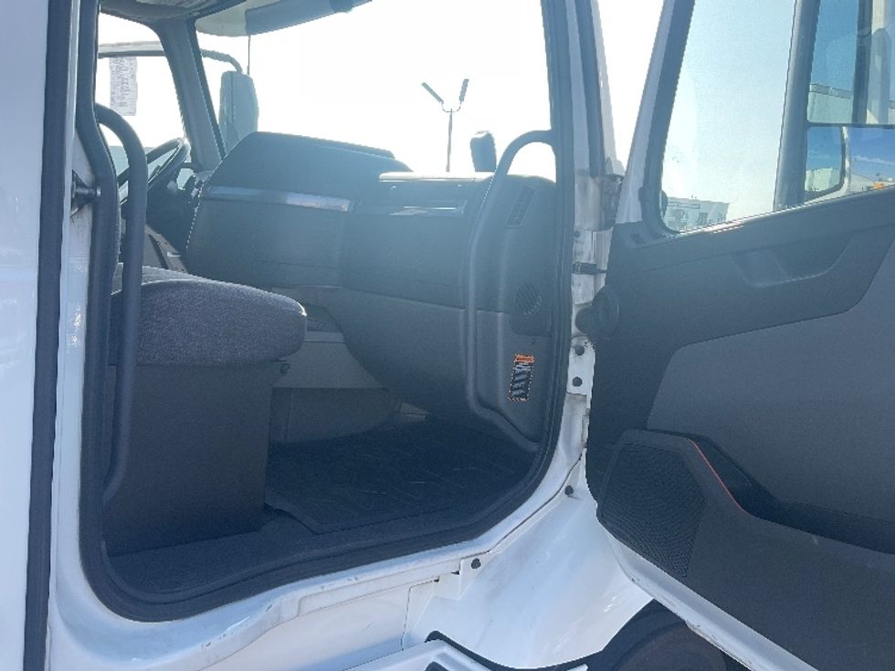 Day Cab Tractor-Heavy Duty Tractors-Volvo-2020-VNR64300-Torrance-CA-505,487\n\t\tmiles-$ 46,750 - Image 12